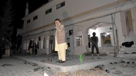 FOTO: Ratap Korban Ledakan Bom di Masjid Pakistan