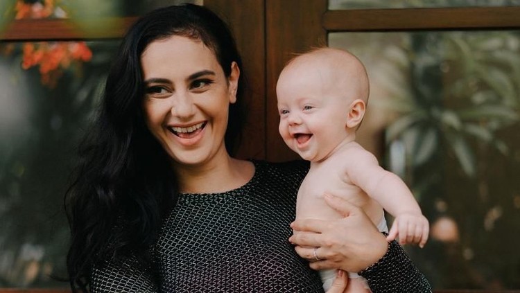 Marissa Nasution bercerita tentang pengalaman melahirkan anak pertamanya, Allie. Ia mengaku sempat drop usai proses persalinan dan membeberkan penyebabnya.