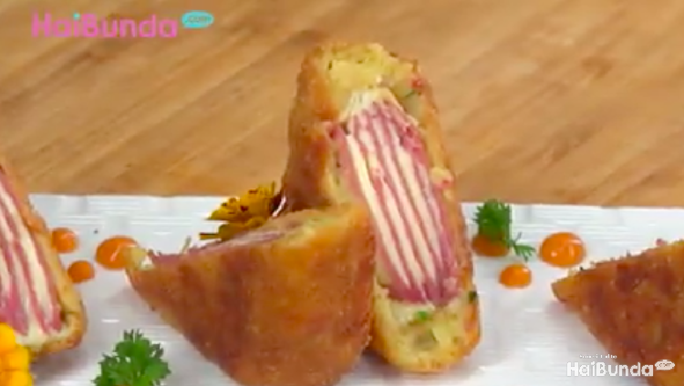 Si kecil suka makan perkedel, Bunda? Biar enggak bosan, coba nih kreasi Perkedel Ham and Cheese untuk bekal sekolah. Yummy banget dan si kecil pasti suka.