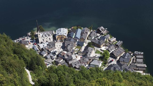 Turis merasa tergugah untuk mengunjungi desa Hallstatt di Austria agar bisa 'mengintip' keindahan Arendelle.