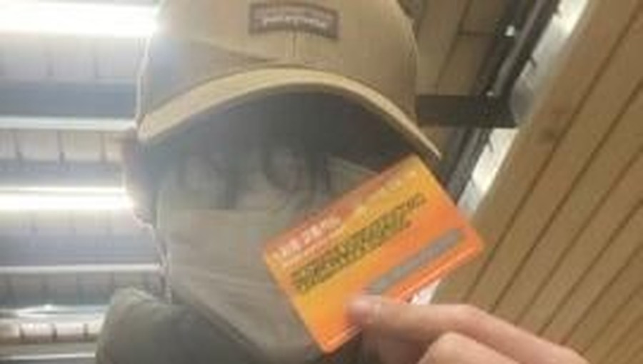 Netizen menanggapi foto viral ketika para penumpang terlihat biasa saja melihat V BTS naik kereta.