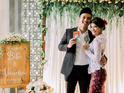 Tangis Suami Vanessa Angel, Bibi Pecah di Pelukan Ortu dan Beri Pesan Haru