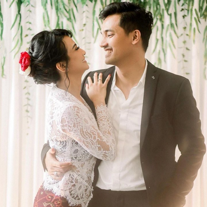 <p>Vanessa tampil cantik dengan kebaya putih. Sedangkan Bibi yang mengenakan kemeja putih dibalut jas hitam terlihat tampan. (Foto: Instagram/@vanessaangelofficial, @aldosinarta, @victoria_makeupatelier)</p>
