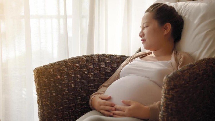 Asian pregnant woman sleeping

on the sofa