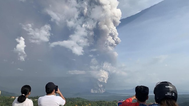 Gunung Taal di Filipina erupsi, bandara internasional sekitar Manila ditutup.