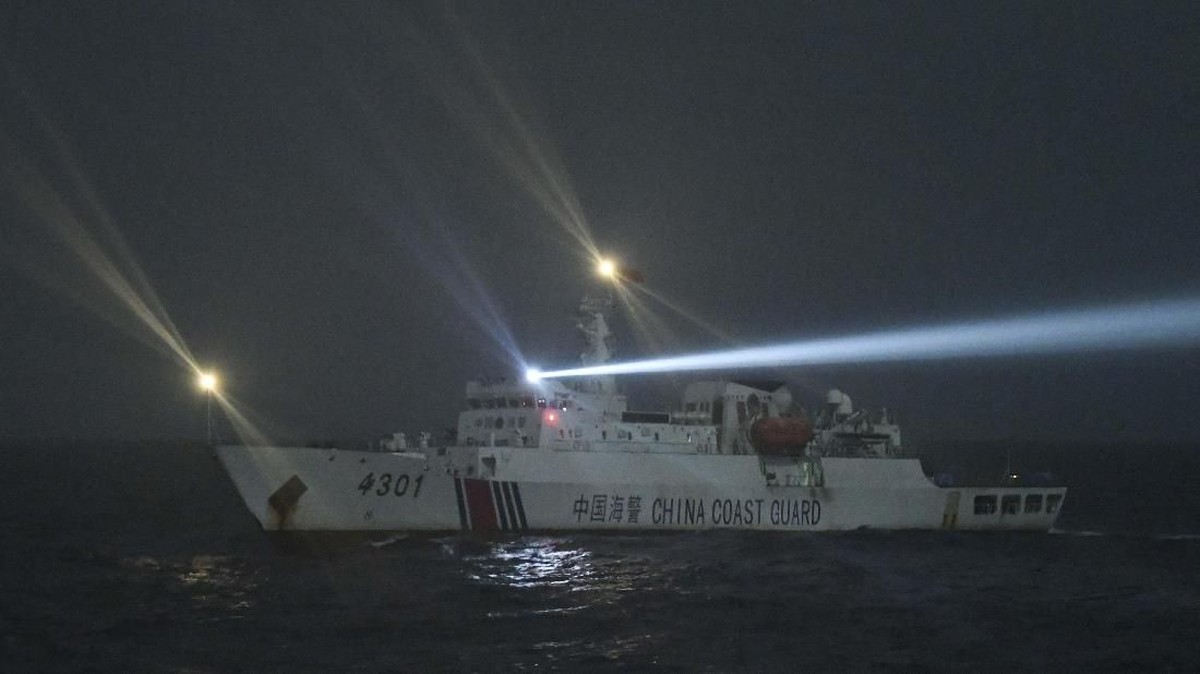 FOTO: Manuver Kapal Coast Guard China di Laut Natuna