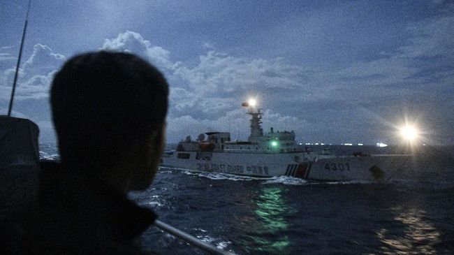 Kapal patroli Filipina mengaku diganggu oleh kapal-kapal China saat berpatroli di Laut China Selatan.