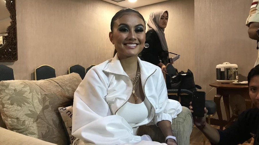 Jalinan asmara Agnez Mo dengan pesepakbola Raphael Maitimo semakin jelas saja meski keduanya tak pernah bicara terkait hubungan tersebut.