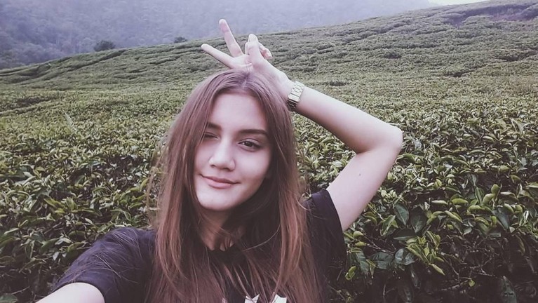 Al Ghazali baru saja merilis lagu bertajuk Kesayanganku berduet dengan Chelsea Shania. Simak beberapa potret cantik teman kolaborasi Al berikut ini.