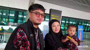 Pergi Umrah, Ricky Harun Boyong Istri yang Tengah Hamil 7 Bulan