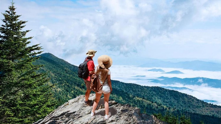 Untuk para bunda yang berzodiak Leo, kayaknya asik lho kalau hiking berdua suami. Kalau Bunda yang berzodiak Scorpio, hati-hati jangan sampai hilang kesabaran.