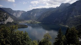 FOTO: Desa Frozen di Austria yang 'Dikeroyok' Turis