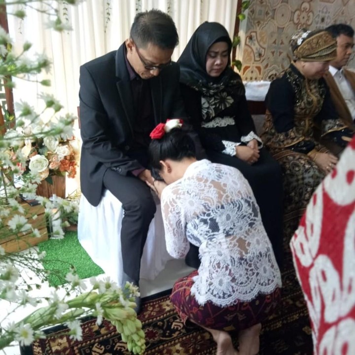 <p>Tak lupa momen haru saat Vanessa sungkem ke ayahnya. (Foto: (dok. Doddy Sudrajat))</p>