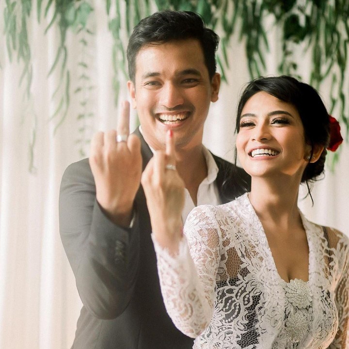 <p>Tak lupa, Bibi mengunggah foto cincin nikahnya bersama sang istri, Vanessa. (Foto: Instagram/@vanessaangelofficial, @aldosinarta, @victoria_makeupatelier)</p>