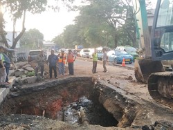 Jalan Amblas di Daan Mogot Juga Akibat Pipa Berkarat dan Jebol