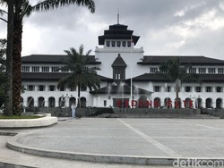 Cerita Kompleks GB dan Fungsi Tusuk Sate di Gedung Sate