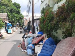 Sampah Perabotan Rumah Tangga Menumpuk di Duri Kosambi Jakbar Pascabanjir