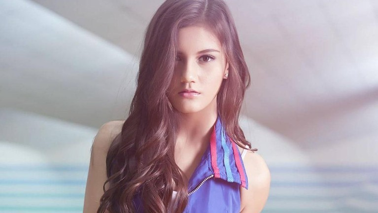 Al Ghazali baru saja merilis lagu bertajuk Kesayanganku berduet dengan Chelsea Shania. Simak beberapa potret cantik teman kolaborasi Al berikut ini.