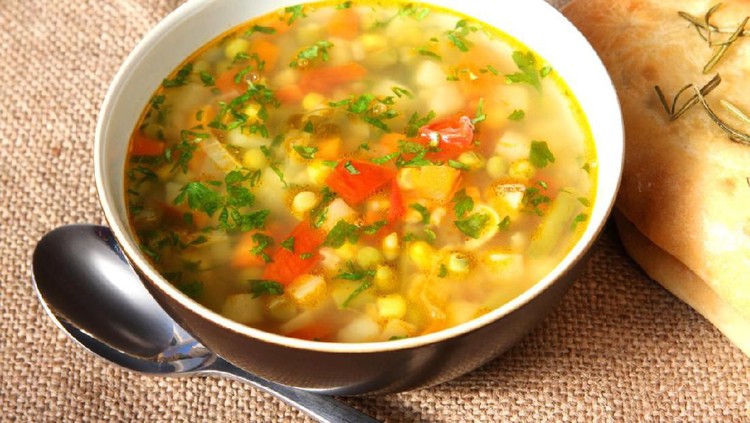 Akhir pekan lebih asyik nih kalau masak dan menikmati makanan bersama keluarga di rumah. Intip yuk, resep sup jagung manis berikut ini. Dijamin enak, Bunda!