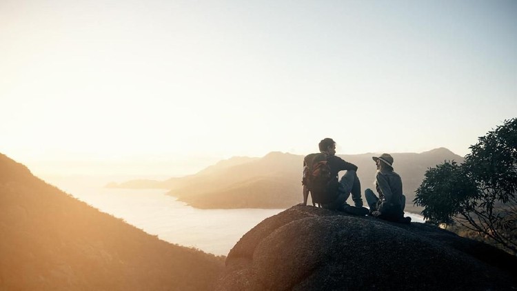 Untuk para bunda yang berzodiak Leo, kayaknya asik lho kalau hiking berdua suami. Kalau Bunda yang berzodiak Scorpio, hati-hati jangan sampai hilang kesabaran.