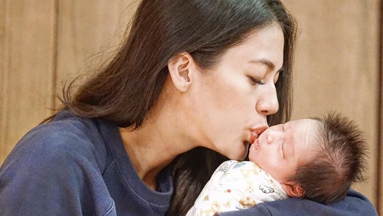 Paula Verhoeven tak bisa menutupi rasa bahagianya menjadi orang tua dari Kiano Tiger Wong. Saat menggelar akikah, ia mengaku akhirnya merasakan benar jadi ibu.