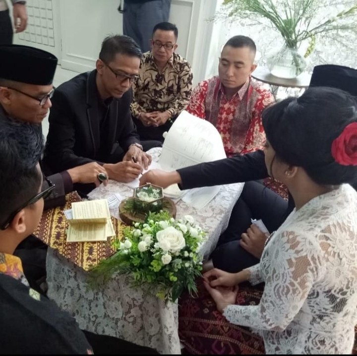 <p>Vanessa Angel dan Febry Ardiansyah (Bibi) resmi menikah secara sipil di kantor urusan agama (KUA). Ayah Vanessa, Doddy Sudrajat yang menikahkan kedua pasangan ini, Bunda. (Foto: (dok. Doddy Sudrajat))</p>