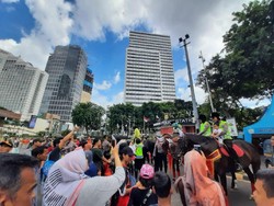 Polisi Berkuda Jadi Objek Selfie Pengunjung Car Free Day Bunderan HI