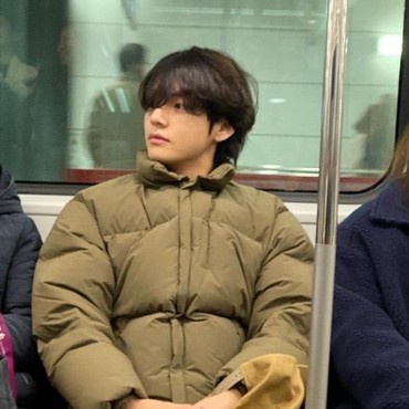 V BTS Naik Kereta Umum, Warga Korea Santai dan Tidak Heboh