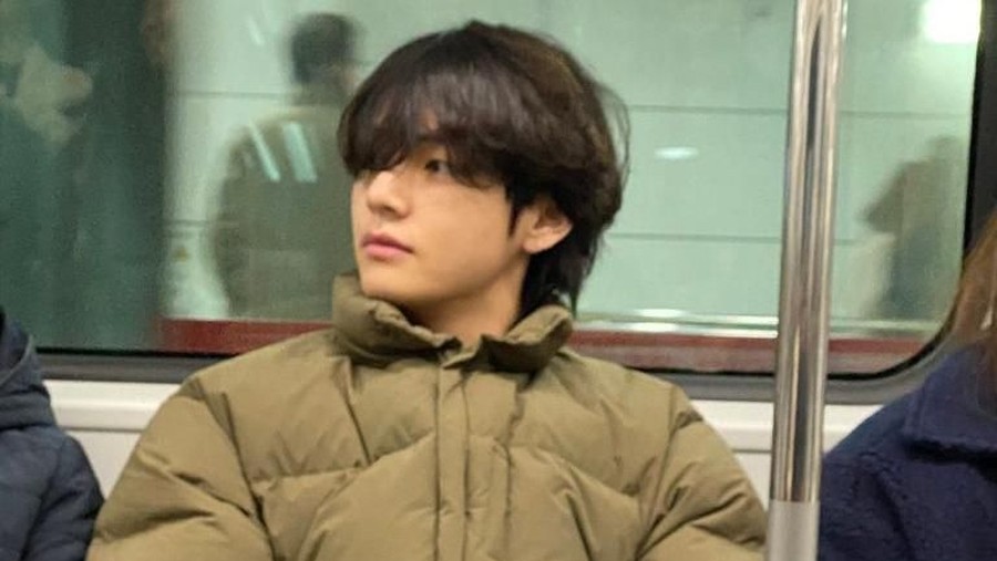 Satu gerbong kereta dengan V BTS warga Korea Selatan memberikan perlakuan layaknya kepada penumpang lain, santai dan biasa-biasa saja.