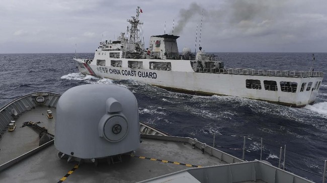 Pakar hukum internasional Hikmahanto Juwana menyatakan di kawasan ZEE seperti di utara Natuna semestinya yang berjaga adalah kapal sipil, bukan kapal militer.