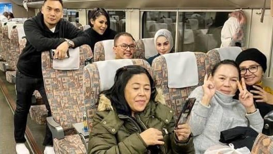 Jedun tengah asyik berlibur dengan Ibunda dan keluarga Faisal Harris di Jepang.