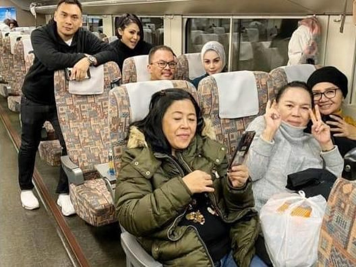 Kemesraan Jennifer Dunn dan Faisal Harris yang baru saja menikmati liburannya bersama keluarga ke Jepang menjadi sorotan&period; 