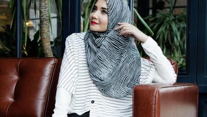 Tampil Percaya Diri Hadapi Interview Dengan Gaya Hijab Black & White