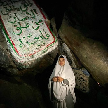 Kisah Nikita Mirzani Berdoa di Gua Hira Tengah Malam Saat Umrah