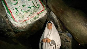 img-title Kisah Nikita Mirzani Berdoa di Gua Hira Tengah Malam Saat Umrah