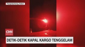 VIDEO: Detik-detik Kapal Kargo Tenggelam Dihantam Ombak