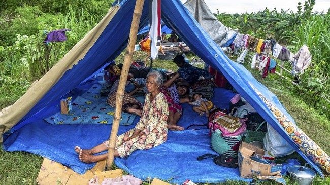 Jika terjadi bencana, pemerintah daerah diminta tak ragu mengajukan penambahan fasilitas pengungsian untuk menekan penyebaran Covid-19.