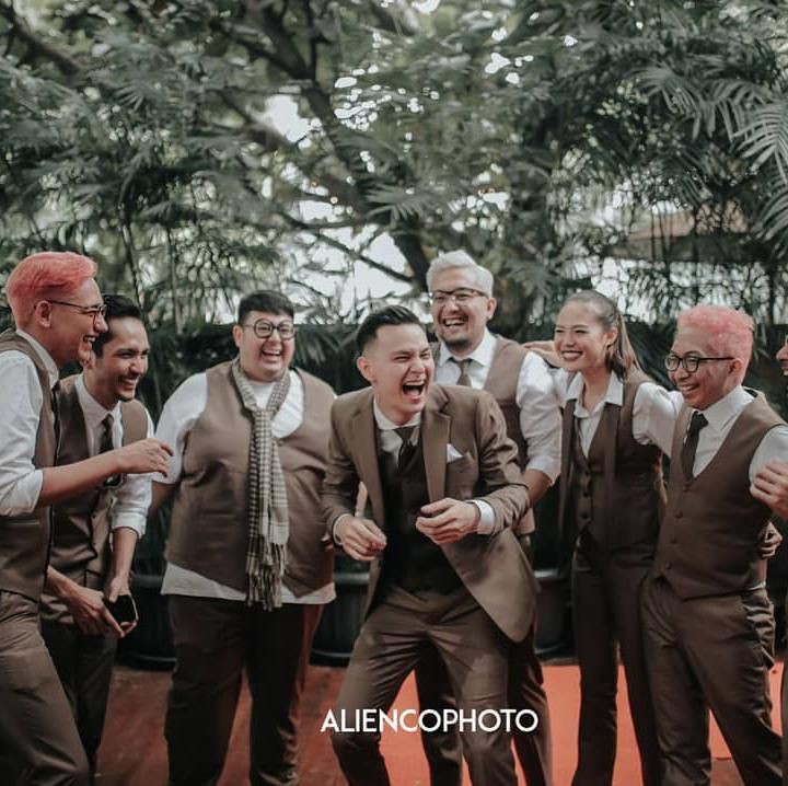 <p>Adipati Dolken hadir sebagai salah satu <em>bestman</em> yang mendampingi Marcell Darwin. Penampilannya cukup mencolok dengan rambut berwarna pink. (Foto: Instagram @aliencophoto)</p>