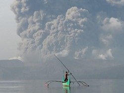 Taal Volcano di Filipina Lontarkan Abu hingga 15 Km, Bandara Ditutup