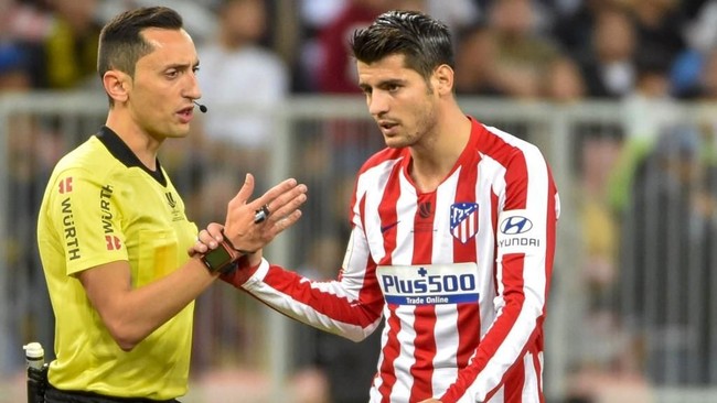 Nasib sial dialami striker Atletico Madrid, Alvaro Morata, lantaran kepalanya tertendang bek kanan Real Madrid Daniel Carvajal dalam final Piala Super Spanyol.