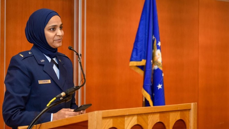 Letnan Dua Saleha Jabeen Friends and family members of Chaplain Candidate Saleha Jabeen pin on her second lieutenant rank, during a commissioning ceremony, Dec. 18, 2019, at the Catholic Theological Union, Chicago, Illinois. Jabeen entered the U.S. Air Force and Department of Defense as the first female Muslim chaplain candidate. (U.S. Air Force photo/ Tech. Sgt. Armando A. Schwier-Morales)