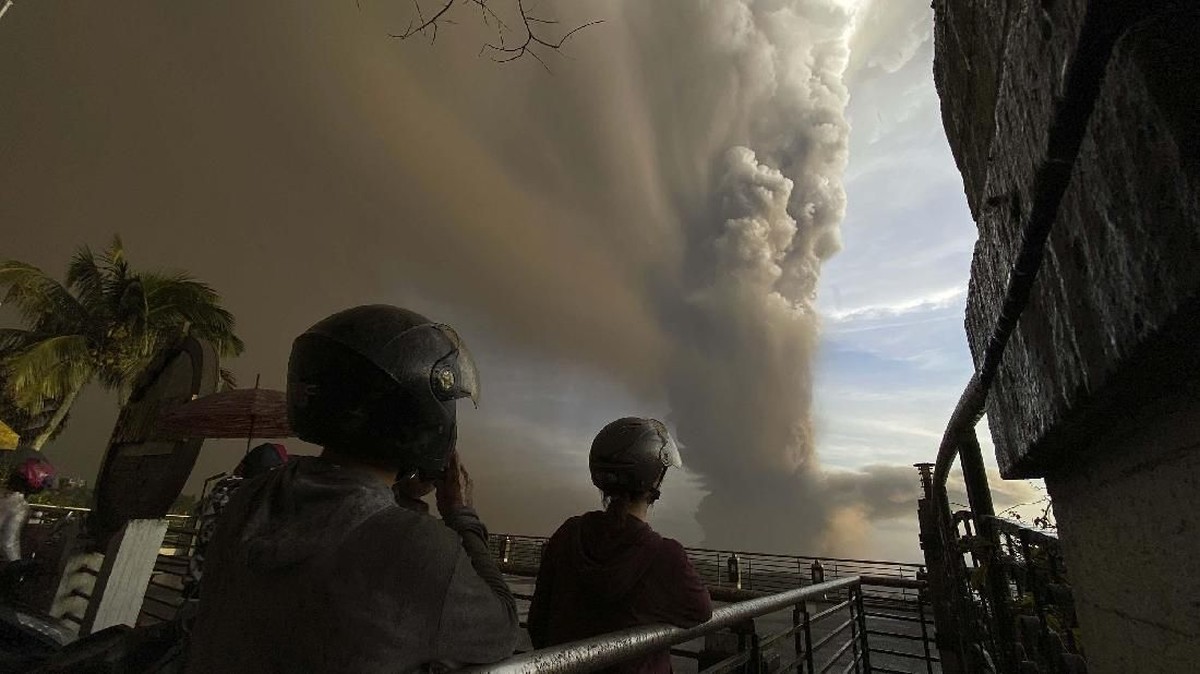 FOTO : Warga Filipina Panik Akibat Erupsi Gunung Taal
