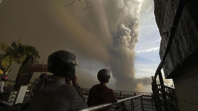 Gunung berapi Taal di Provinsi Batangas, Manila Selatan, Filipina erupsi dan melontarkan uap, abu, dan kerikil 10 hingga15 kilometer ke langit.