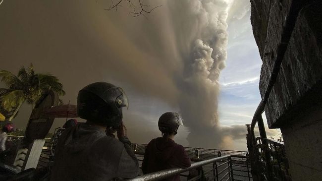 Gunung Taal Filipina Erupsi, Warganet Kirim Doa Gunung berapi Taal di Provinsi Batangas, Manila Selatan, Filipina erupsi dan melontarkan uap, abu, dan kerikil 10 hingga15 kilometer ke langit.