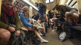 FOTO: Ramai-ramai Naik Kereta Tanpa Celana Mereka beramai-ramai melepaskan celana dan menaiki kereta bawah tanah. Tak hanya di AS, selebrasi 'No Pants Subway Ride' juga digelar di beberapa negara lain.