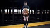 FOTO: Ramai-ramai Naik Kereta Tanpa Celana Mereka beramai-ramai melepaskan celana dan menaiki kereta bawah tanah. Tak hanya di AS, selebrasi 'No Pants Subway Ride' juga digelar di beberapa negara lain.