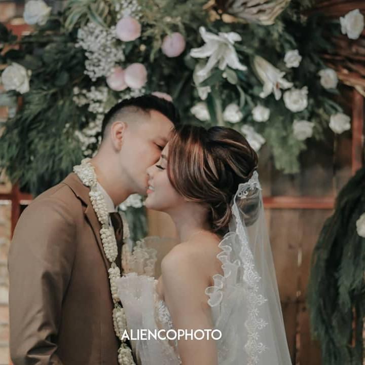 <p>Ciuman mesra Marcell untuk Nabila usai ijab Kabul. Resmi menikah, ternyata mereka hanya menggelar pesta sederhana yang dihadiri keluarga dan sahabat terdekat. (Foto by Alienchophoto via Instagram @dibaliklayarorganizer)</p>