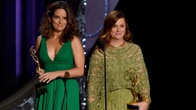 Tina Fey dan Amy Poehler Diminta Pandu Golden Globe 2021