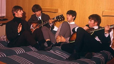 img-title Kertas Lirik Lagu Peninggalan The Beatles Dilelang Rp2,7 Miliar