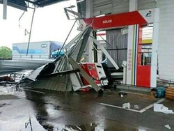 Video: Badai Terjang Rest Area di Cipali, Orang Sampai Terlempar!